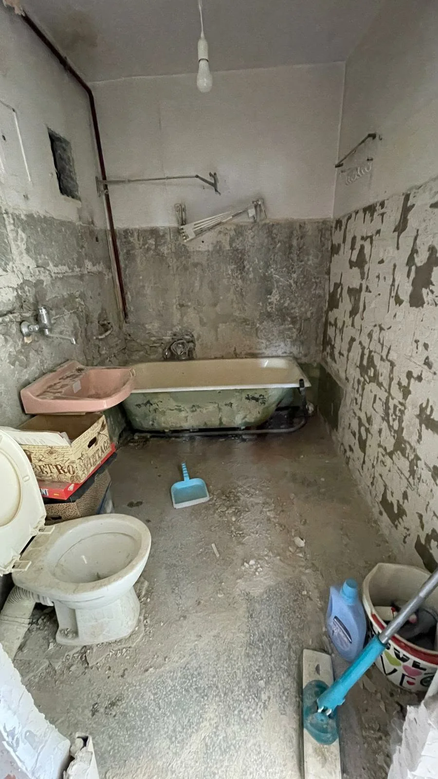 Badezimmer vor der Renovierung im Rohzustand