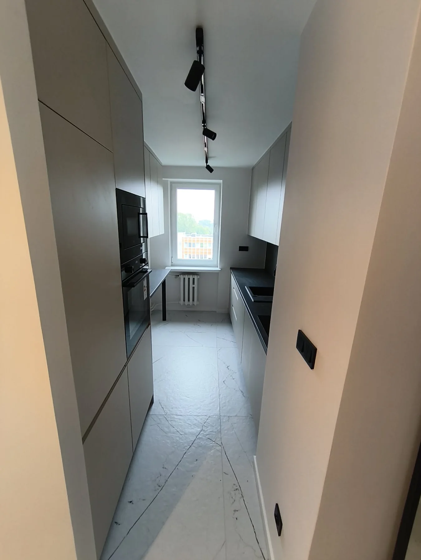 Küche nach der Renovierung mit neuer Arbeitsplatte und modernem Wandbelag